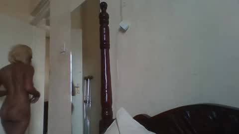 Snapshot of shellymadonna chatting on 10-20-25, 09:21 shellymadonna online show from 10-20-25, 09:21