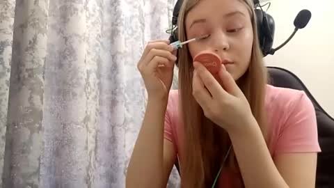 Snapshot of sherrylkeep chatting on 12-17-25, 06:19 Lisa online show from 12-17-25, 06:19