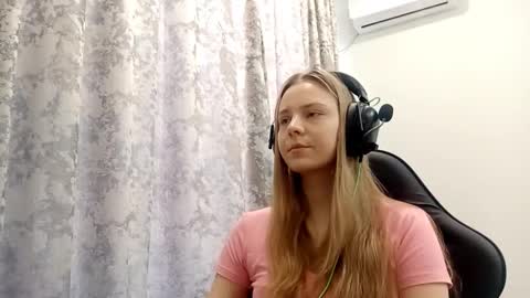 Snapshot of sherrylkeep chatting on 12-18-25, 06:19 Lisa online show from 12-18-25, 06:19