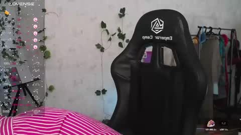 Snapshot of sheslike_firstlove chatting on 10-07-25, 02:58 Vanessa online show from 10-07-25, 02:58