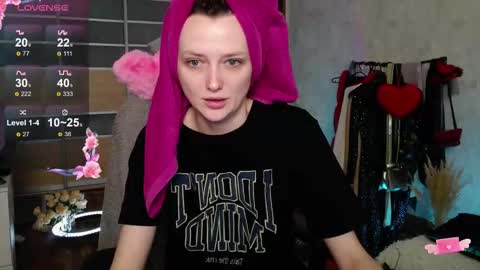 Snapshot of sheslike_firstlove chatting on 11-04-25, 08:57 Vanessa online show from 11-04-25, 08:57