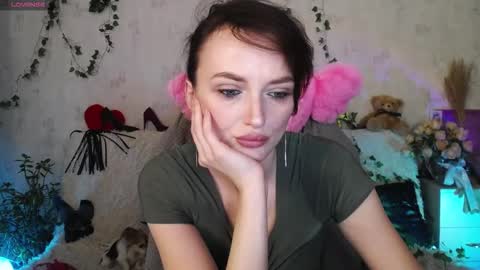 Snapshot of sheslike_firstlove chatting on 11-26-25, 06:09 Vanessa online show from 11-26-25, 06:09