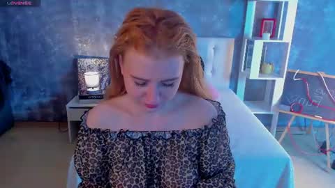 Snapshot of shiny_lisss chatting on 06-11-26, 02:22 Lisa online show from 06-11-26, 02:22