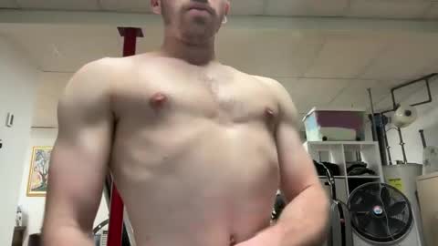 Snapshot of shirtlesshunk15 chatting on 06-09-26, 03:45 shirtlesshunk15 online show from 06-09-26, 03:45