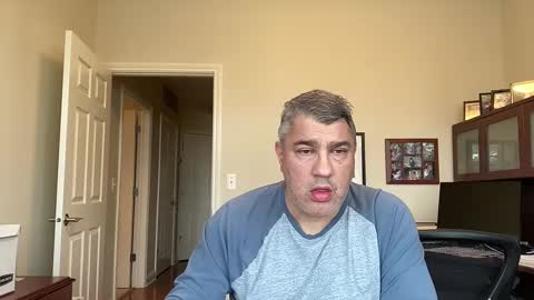 Snapshot of showmet chatting on 12-02-24, 08:22 Chicago Guy online show from 12-02-24, 08:22