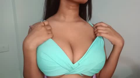 Snapshot of shreya_07 chatting on 06-10-26, 01:32 shreya_07 online show from 06-10-26, 01:32