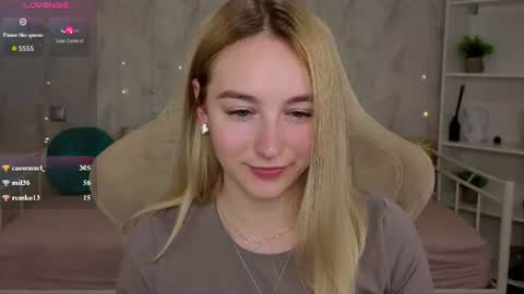 Snapshot of shy__polly chatting on 07-23-26, 01:58 Polly online show from 07-23-26, 01:58