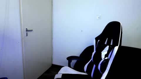 shy_nerd_babyy online show from 07-28-26, 03:32