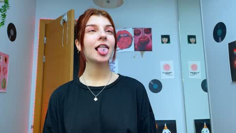 Snapshot of shybella_girl chatting on 12-08-24, 11:46 Bella online show from 12-08-24, 11:46