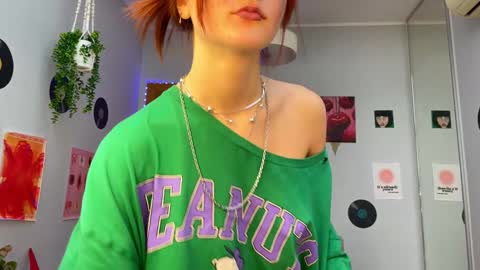 Snapshot of shybella_girl chatting on 12-17-24, 10:01 Bella online show from 12-17-24, 10:01