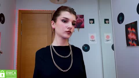 Snapshot of shybella_girl chatting on 01-23-25, 08:36 Bella online show from 01-23-25, 08:36