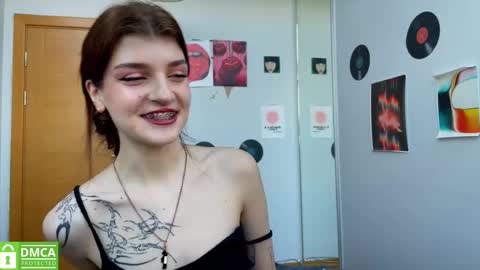 Snapshot of shybella_girl chatting on 02-14-25, 07:49 Bella online show from 02-14-25, 07:49