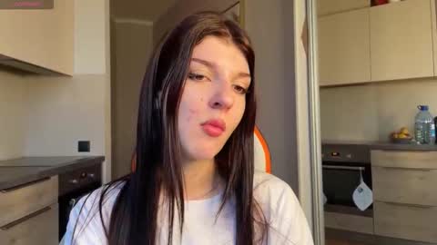 Snapshot of shybella_girl chatting on 10-25-25, 06:54 Bella online show from 10-25-25, 06:54