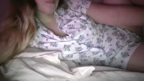 Elyse online show from 11-21-25, 03:05