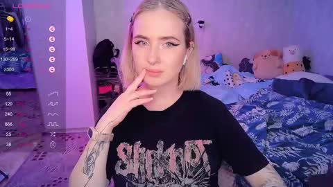 Snapshot of shyfoxxxy chatting on 02-09-25, 07:52 Effie online show from 02-09-25, 07:52