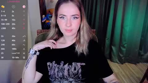 Snapshot of shyfoxxxy chatting on 09-30-25, 06:51 Effie online show from 09-30-25, 06:51