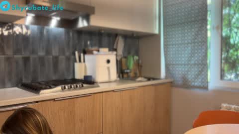Snapshot of shyrubate chatting on 05-31-26, 06:53 Aurora online show from 05-31-26, 06:53