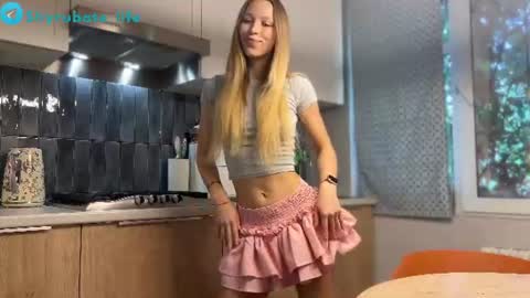 Snapshot of shyrubate chatting on 06-12-26, 06:45 Aurora online show from 06-12-26, 06:45