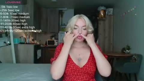 Snapshot of siberian_girl_ chatting on 06-16-26, 08:28 Eva online show from 06-16-26, 08:28