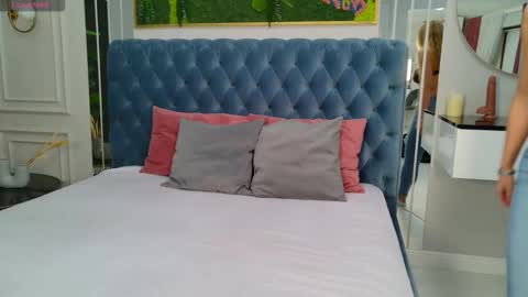 Sienna online show from 12-15-25, 05:01