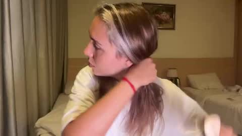 You fav Miss Si online show from 04-12-26, 11:26