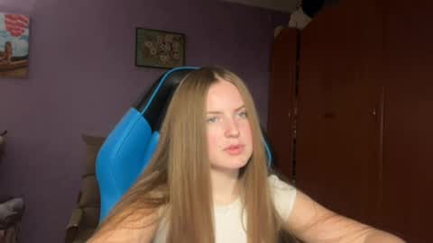 Snapshot of silksinner_ chatting on 04-06-26, 06:31 Erica online show from 04-06-26, 06:31