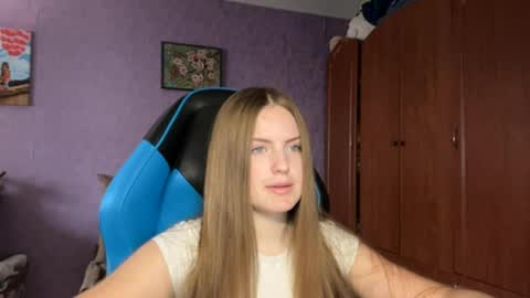 Snapshot of silksinner_ chatting on 04-07-26, 02:17 Erica online show from 04-07-26, 02:17