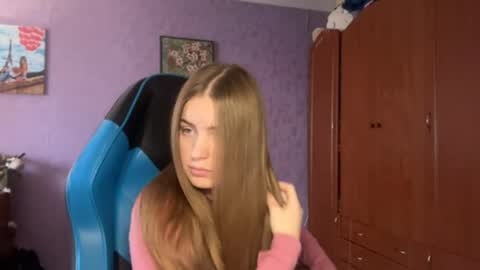 Snapshot of silksinner_ chatting on 04-14-26, 09:04 Erica online show from 04-14-26, 09:04