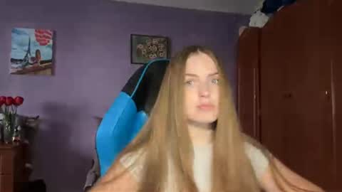 Snapshot of silksinner_ chatting on 04-20-26, 01:36 Erica online show from 04-20-26, 01:36