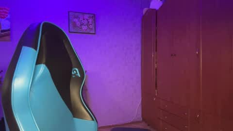 Snapshot of silksinner_ chatting on 04-23-26, 06:36 Erica online show from 04-23-26, 06:36