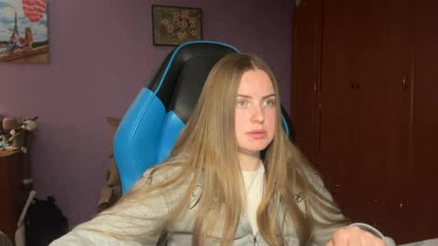 Snapshot of silksinner_ chatting on 04-26-26, 06:38 Erica online show from 04-26-26, 06:38