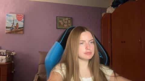 Snapshot of silksinner_ chatting on 05-18-26, 07:36 Erica online show from 05-18-26, 07:36