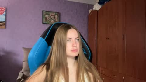 Snapshot of silksinner_ chatting on 05-20-26, 07:36 Erica online show from 05-20-26, 07:36