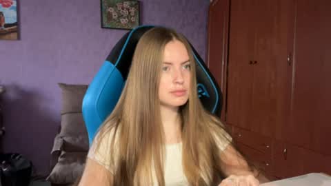 Snapshot of silksinner_ chatting on 05-21-26, 07:37 Erica online show from 05-21-26, 07:37