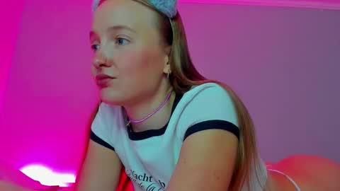 Snapshot of silky_huzelnut chatting on 09-16-25, 08:37 Mila online show from 09-16-25, 08:37
