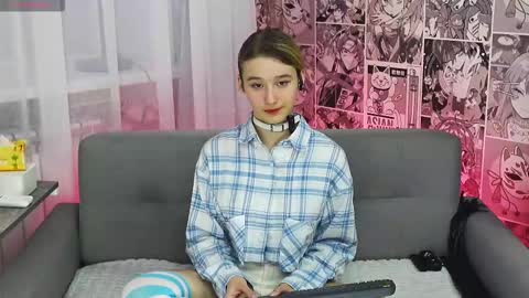 Snapshot of silva__tail chatting on 10-16-25, 01:23 Silva online show from 10-16-25, 01:23