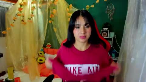 Snapshot of simone_simpson chatting on 12-20-24, 06:40 Simon Simpson Modelo Independiente online show from 12-20-24, 06:40