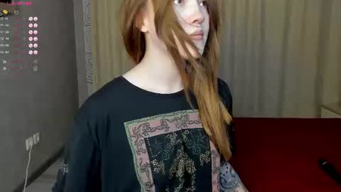 Snapshot of sinfulsmile_ chatting on 06-20-26, 10:18 Ivy online show from 06-20-26, 10:18