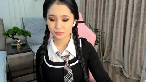 Snapshot of sinsemillaa chatting on 01-19-25, 05:15 Ellie online show from 01-19-25, 05:15