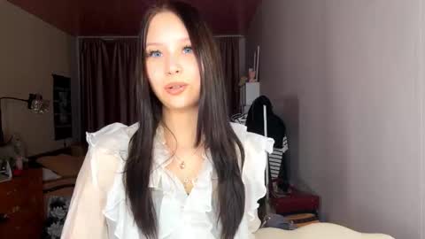 Snapshot of siobhanhelmstetler chatting on 11-13-25, 01:37 Emma online show from 11-13-25, 01:37