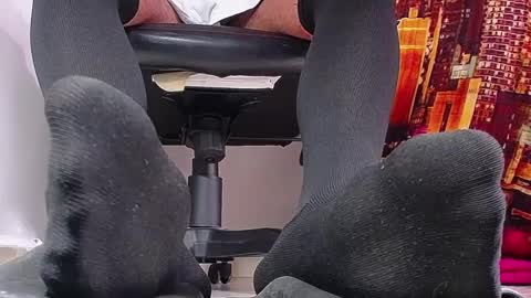 only foot                         worshipers here online show from 03-06-25, 06:37