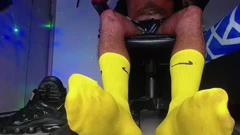 only foot                         worshipers here online show from 02-04-26, 02:17