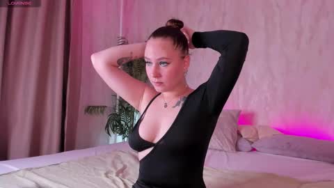 Snapshot of sira_fey chatting on 09-16-25, 08:15 Sheils online show from 09-16-25, 08:15