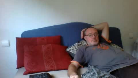 Snapshot of sirdon83 chatting on 07-12-26, 06:10 sirdon83 online show from 07-12-26, 06:10