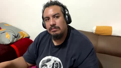 Snapshot of skinhell chatting on 12-09-24, 12:23 Elias online show from 12-09-24, 12:23