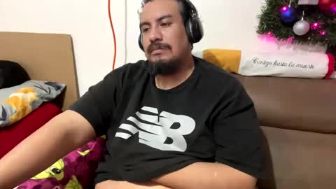 Snapshot of skinhell chatting on 12-30-24, 03:03 Elias online show from 12-30-24, 03:03