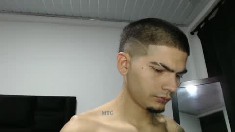 Snapshot of skinny_badboy chatting on 12-28-24, 06:06 E R O S online show from 12-28-24, 06:06