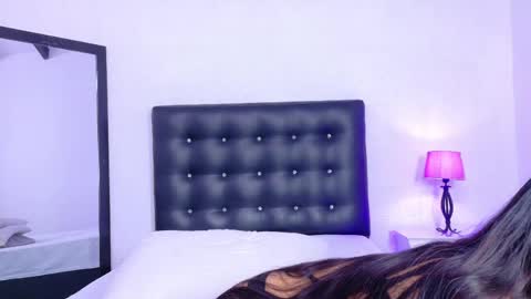 skinny_hottie18 online show from 04-15-26, 08:09