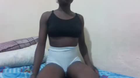 Snapshot of skinny_petite18 chatting on 10-19-25, 01:12 Munah online show from 10-19-25, 01:12