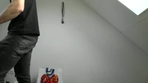 Snapshot of skippyhihi chatting on 10-18-25, 02:18 skippyhihi online show from 10-18-25, 02:18